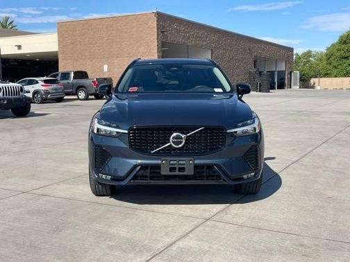 2024 Volvo XC60 B5 Core Dark Theme