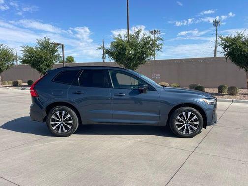 2024 Volvo XC60 B5 Core Dark Theme