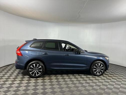 2024 Volvo XC60 B5 Core Dark Theme