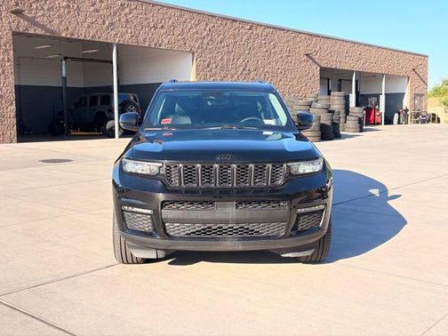 Diamond Black Crystal Pearlcoat 2023 Jeep Grand Cherokee L Limited