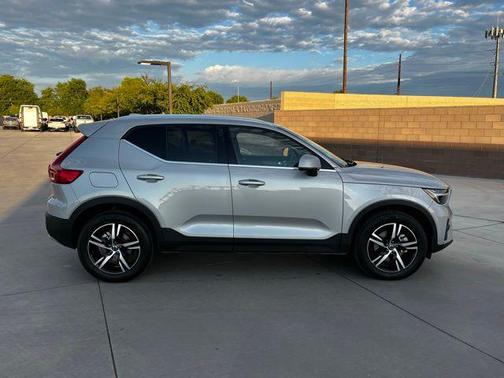 2025 Volvo XC40 B5 Core Bright Theme