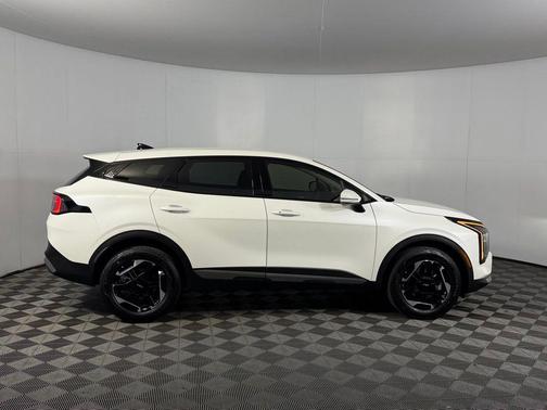 Snow White Pearl 2026 Kia Sportage SX Turbo