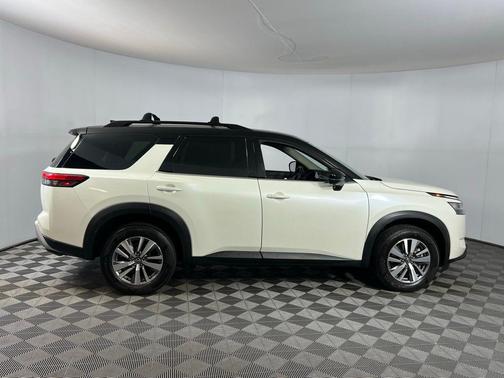 2023 Nissan Pathfinder SL FWD