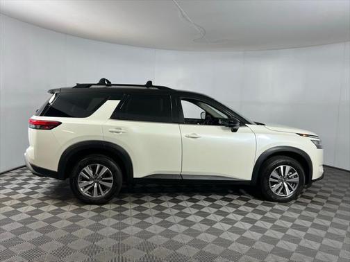 2023 Nissan Pathfinder SL FWD