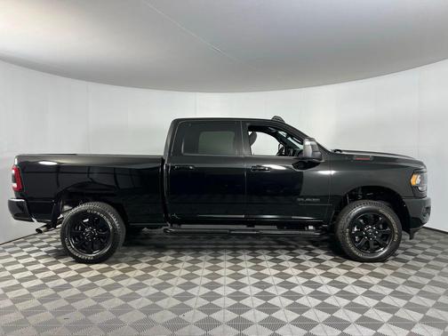 2024 RAM 2500 Big Horn Crew Cab 4x4 6'4' Box