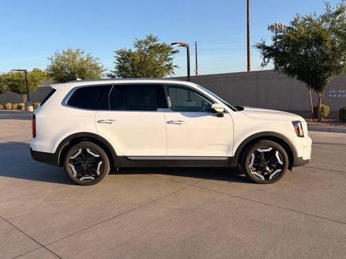 Glacial White Pearl 2024 Kia Telluride S