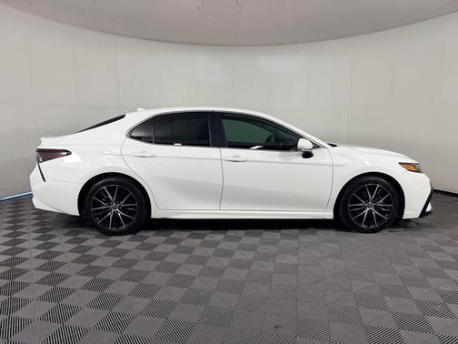 White 2022 Toyota Camry SE