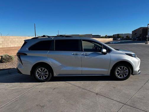 2025 Toyota Sienna LE