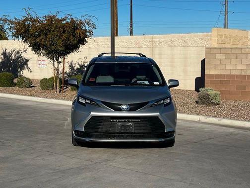 2025 Toyota Sienna LE