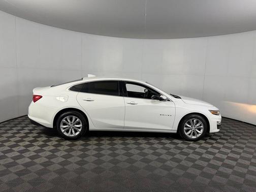 Summit White 2024 Chevrolet Malibu FWD 1LT