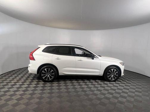2024 Volvo XC60 B5 Core Dark Theme