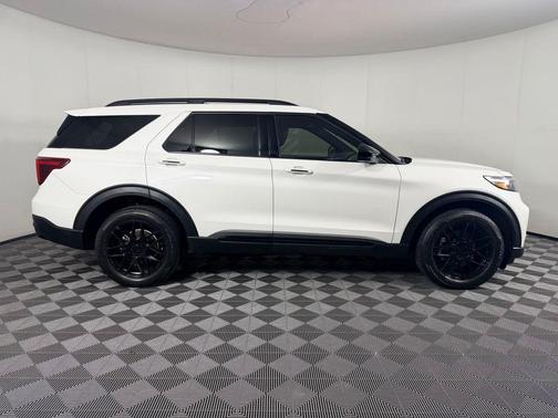 Star White Metallic Tri-Coat 2022 Ford Explorer ST