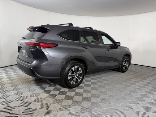 Magnetic Gray Metallic 2023 Toyota Highlander Hybrid XLE