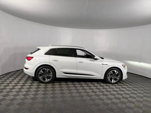 2022 Audi e-tron Premium Plus