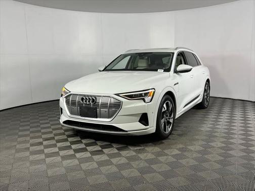 2022 Audi e-tron Premium Plus