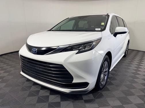 2022 Toyota Sienna LE