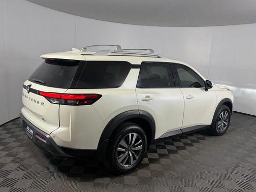 Pearl White Tricoat 2024 Nissan Pathfinder SL FWD