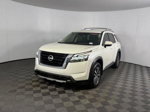 Pearl White Tricoat 2024 Nissan Pathfinder SL FWD