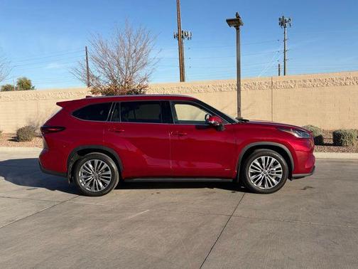 2024 Toyota Highlander Hybrid Platinum
