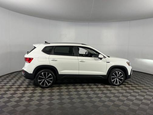 Pure White 2024 Volkswagen Taos 1.5T SE