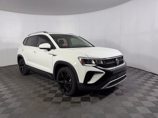 Pure White 2022 Volkswagen Taos 1.5T SE