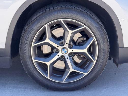 White Metallic 2017 BMW X1 xDrive 28i