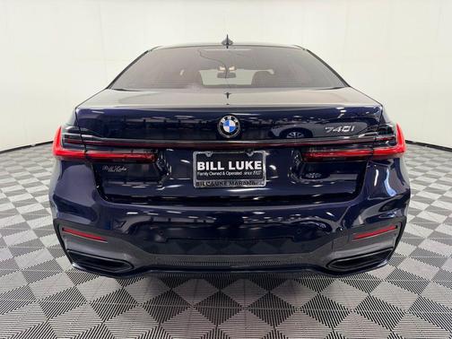 2022 BMW 740 i