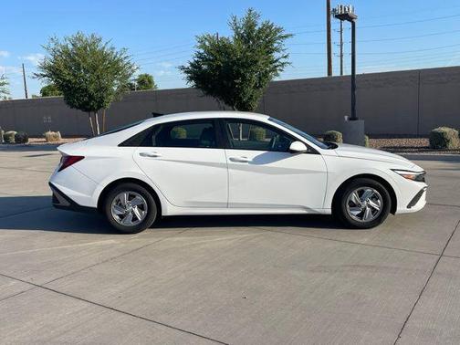 2024 Hyundai ELANTRA SE