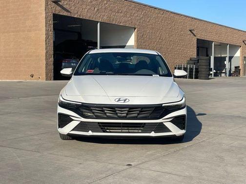 2024 Hyundai ELANTRA SE