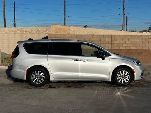 2024 Chrysler Pacifica Hybrid Select
