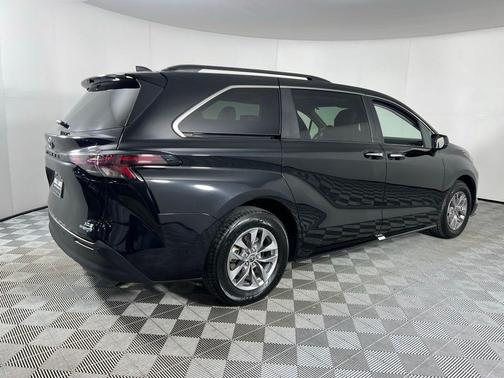 2024 Toyota Sienna XLE