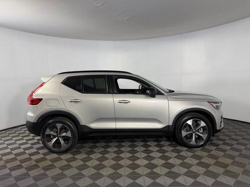2023 Volvo XC40 B5 Plus Dark Theme