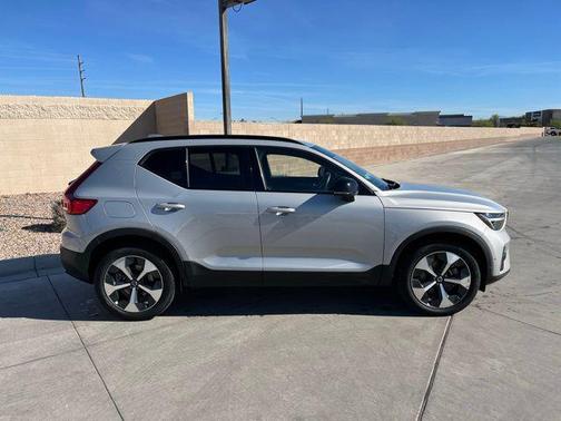 2023 Volvo XC40 B5 Plus Dark Theme