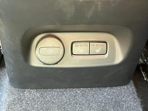 2023 Volvo XC40 B5 Plus Dark Theme