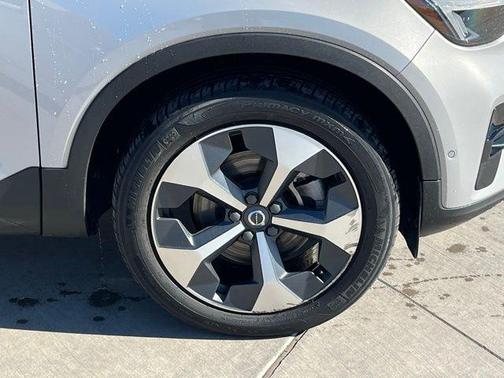 2023 Volvo XC40 B5 Plus Dark Theme