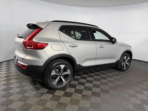 2023 Volvo XC40 B5 Plus Dark Theme