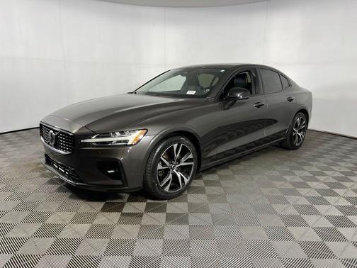2024 Volvo S60 B5 Core Dark Theme