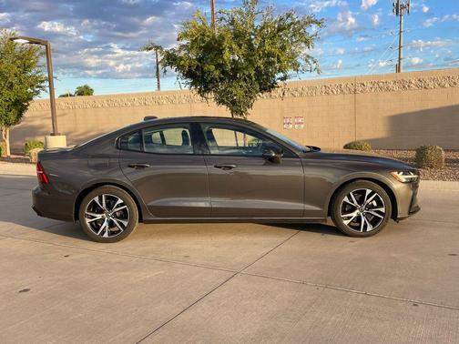 2024 Volvo S60 B5 Core Dark Theme