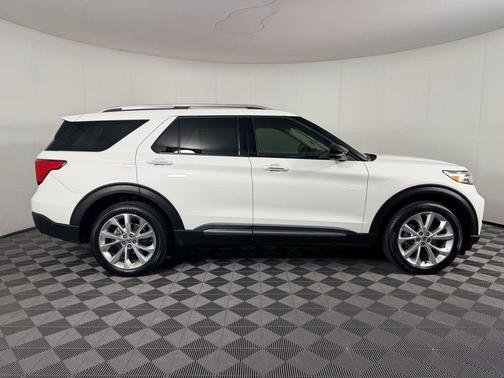 Star White Metallic Tri-Coat 2022 Ford Explorer Platinum