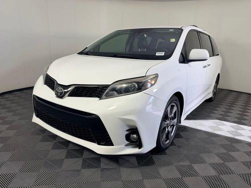 Super White 2019 Toyota Sienna SE