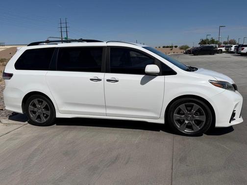 Super White 2019 Toyota Sienna SE