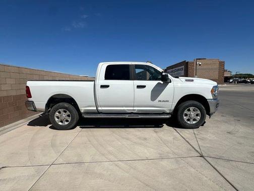 Bright White Clearcoat 2024 RAM 2500 Big Horn Crew Cab 4x4 6'4' Box