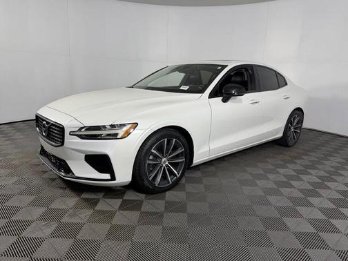 2022 Volvo S60 T5 Momentum