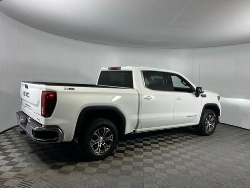 Summit White 2023 GMC Sierra 1500 SLE