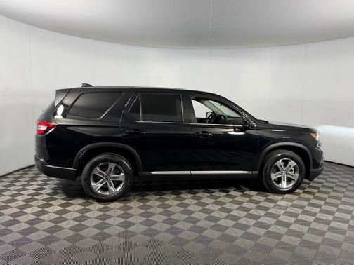 Crystal Black Pearl 2023 Honda Pilot AWD EX-L 7 Passenger