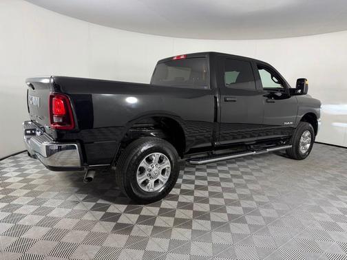 Diamond Black Crystal PC 2026 RAM 2500 Big Horn Crew Cab 4x4 6'4' Box