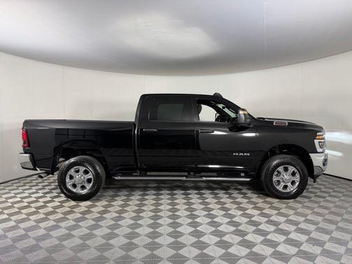 Diamond Black Crystal PC 2026 RAM 2500 Big Horn Crew Cab 4x4 6'4' Box