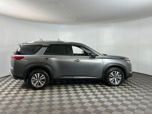 2022 Nissan Pathfinder SL 2WD
