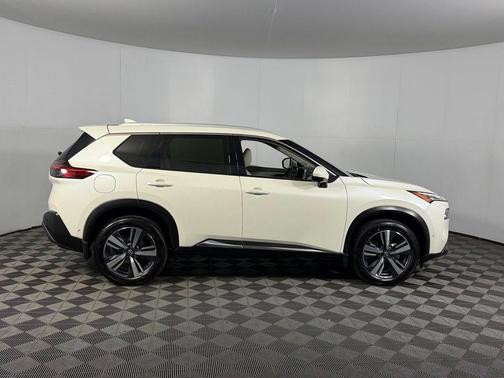 Pearl White Tricoat 2023 Nissan Rogue SL