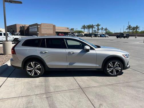 2025 Volvo V60 Cross Country Plus, B5 AWD Gas (mild hybrid)